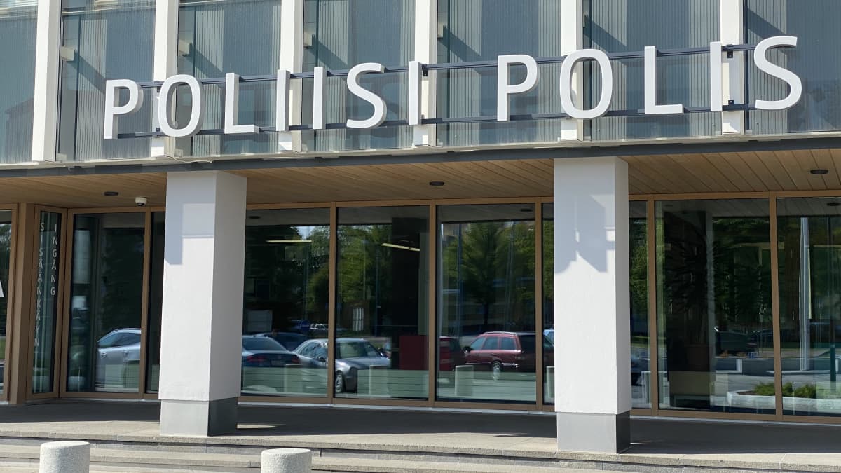 The front door of Pori's police station.