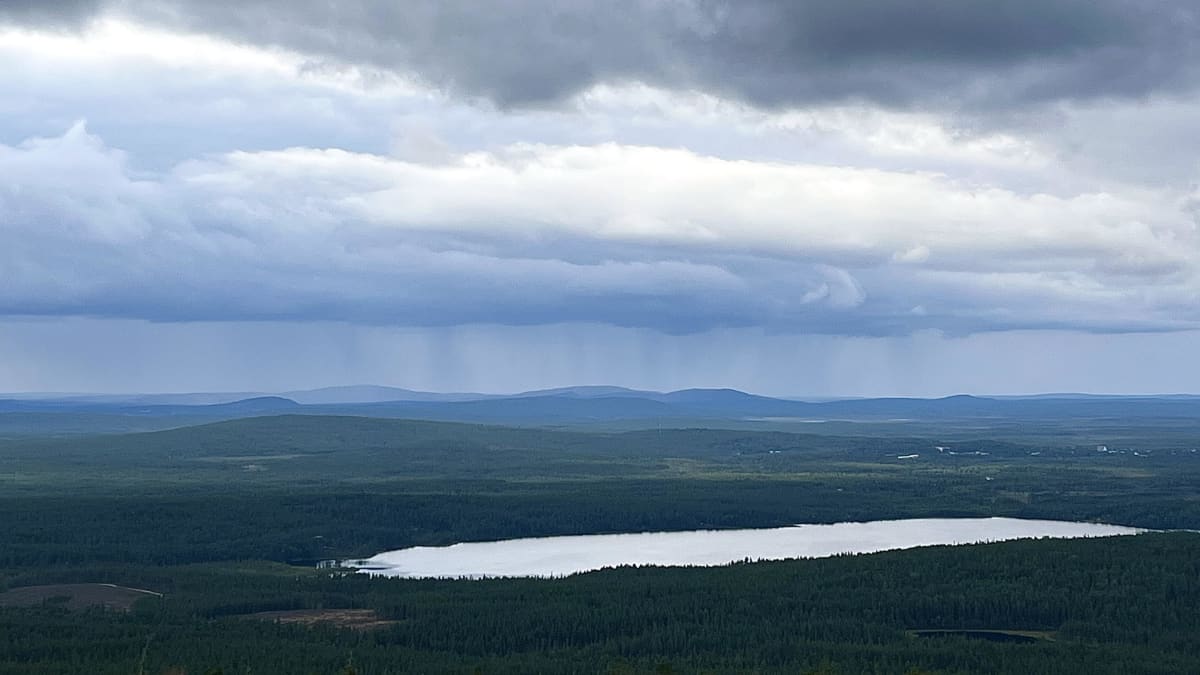 Kuvassa näkyy sadekuuro tuntureiden yllä.