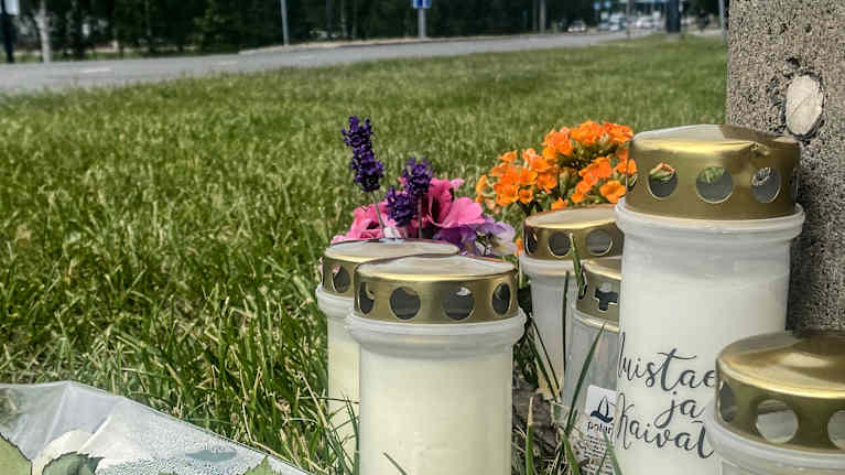 Memorial candles at the accident site on Raappavuorentie.
