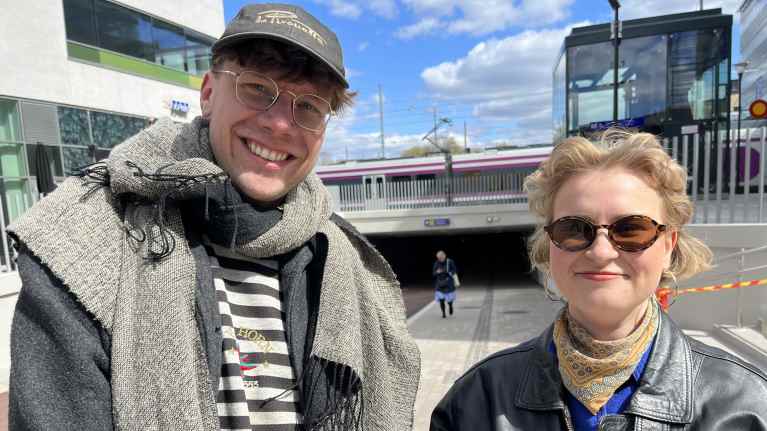 Okko Saastamoinen ja Emma Uusi-Kokko kävelivät uuden Helsingin keskustan alikulkutunnelin edestakaisin.