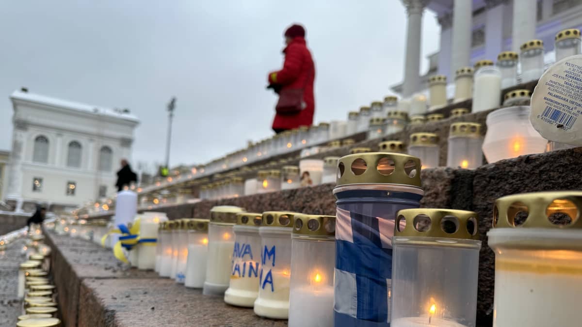 Kynttilöitä tuomiokirkon portailla Helsingissä 24. helmikuuta 2023.
