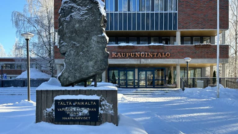 Haapajärven kaupungintalo, etualalla suuri kivinen muistomerkki. 
