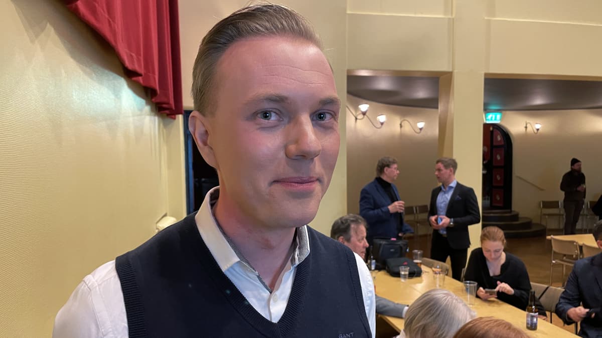 SDP:n Jani Kokko puolueen vaalivalvojaisissa Jyväskylän Aalto-salilla.