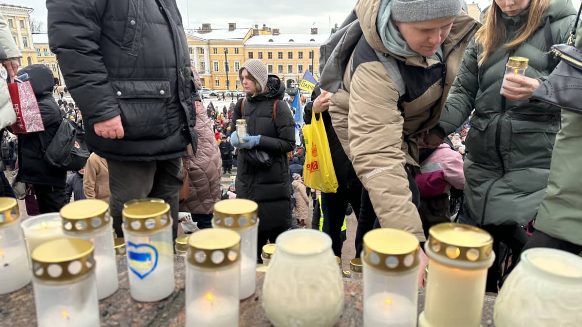 Kynttilöitä tuomiokirkon portailla Helsingissä 24. helmikuuta 2023.