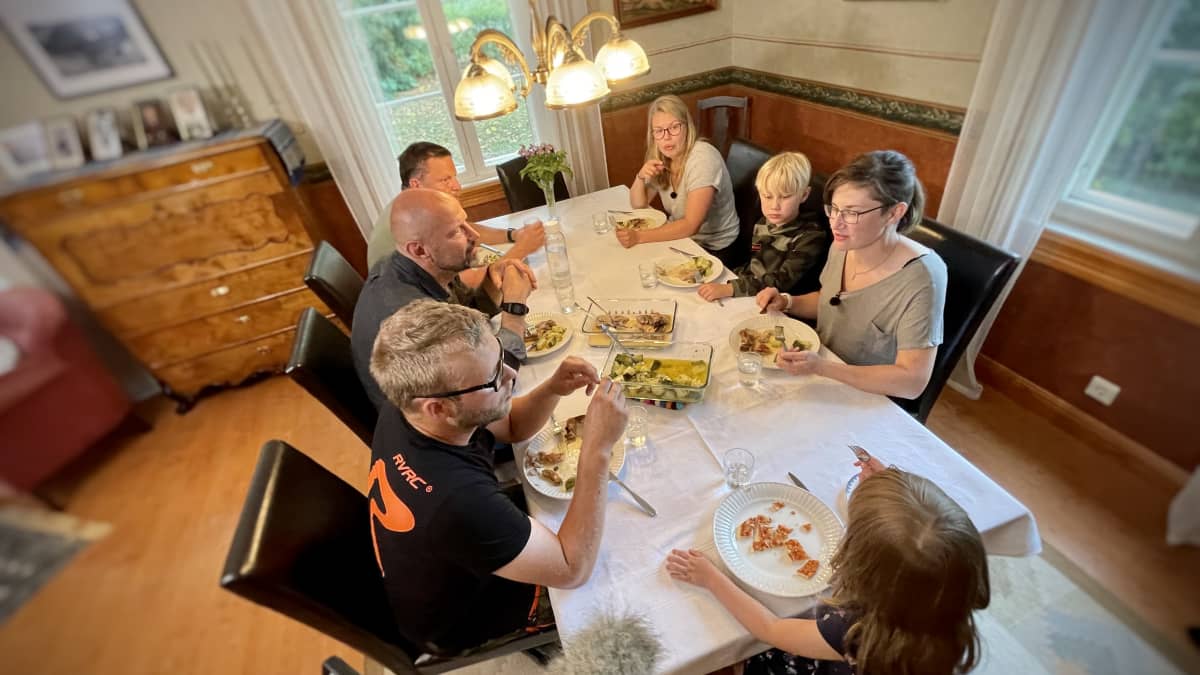 Middag kring bordet.