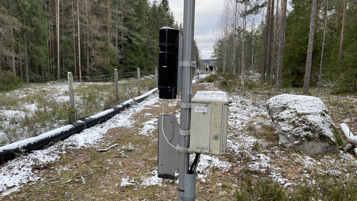 Rajavalvontalaite talvisessa maisemassa lähellä Suomen itärajaa. 