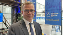 Pääministeri Petteri Orpo seisoo katsoen kameraan Eurooppa-foorumin tilaisuudessa. 