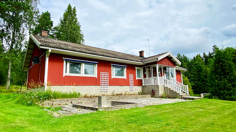 Pia Tapio-Knuuttilan ja Tapio Knuuttilan Sauvon koti kuvattuna pihalta.