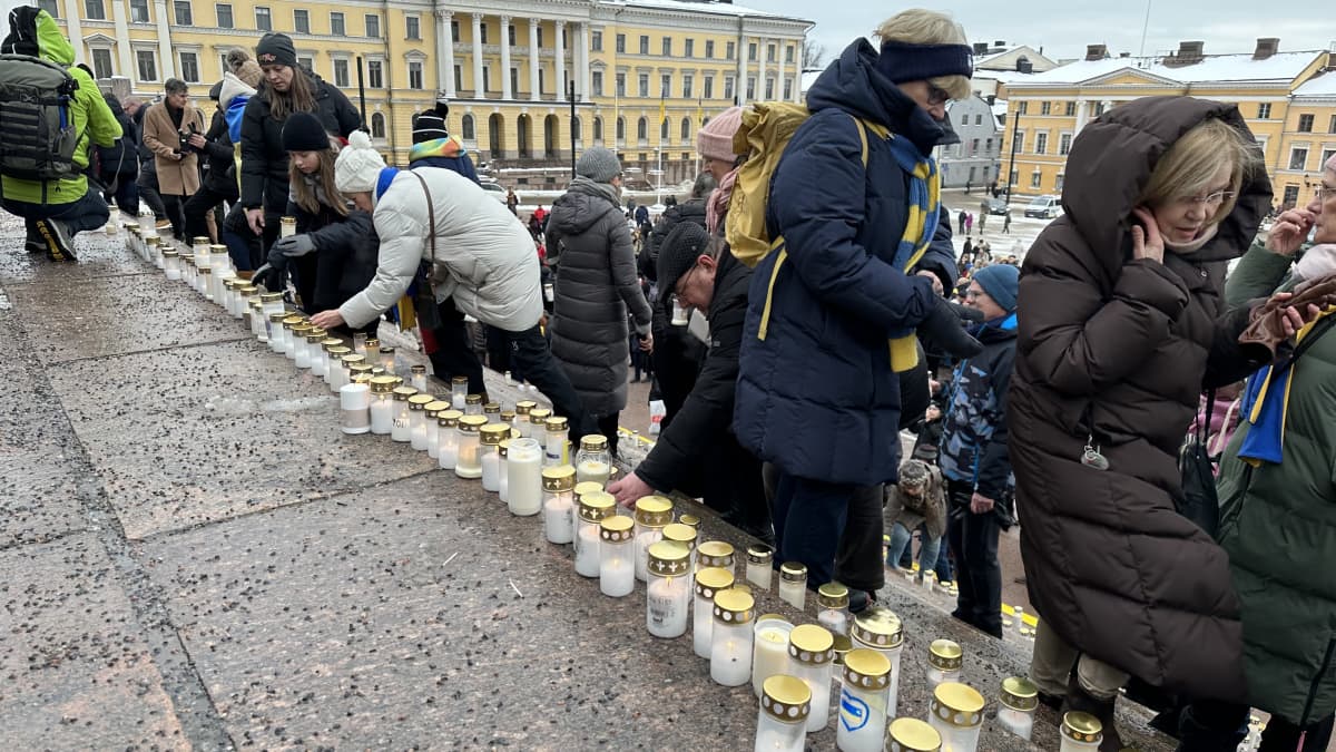 Kynttilöitä tuomiokirkon portailla Helsingissä 24. helmikuuta 2023.