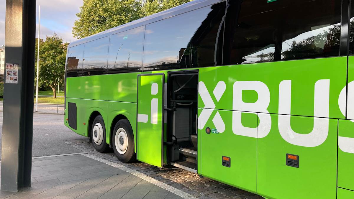 En limegrön buss från företaget Flixbus vid Vasa busstation.