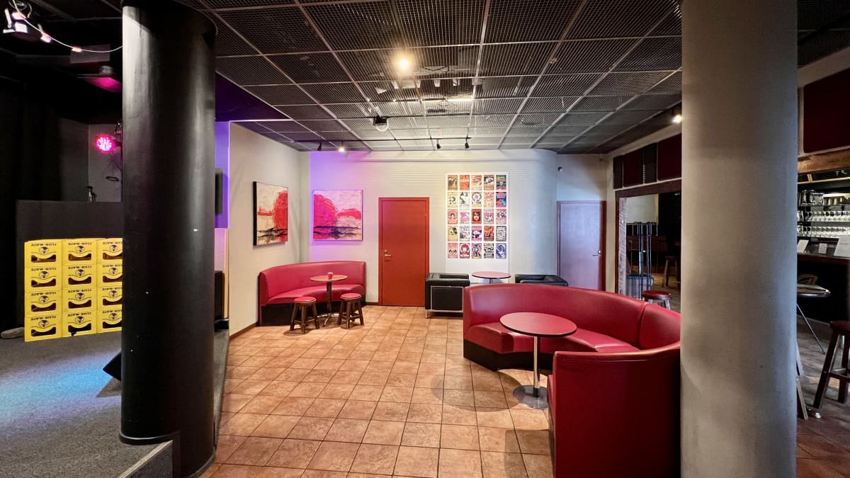 Varjobaari-niminen ravintola ja keikkapaikka Tampereen Hervannassa 28.9.2023.