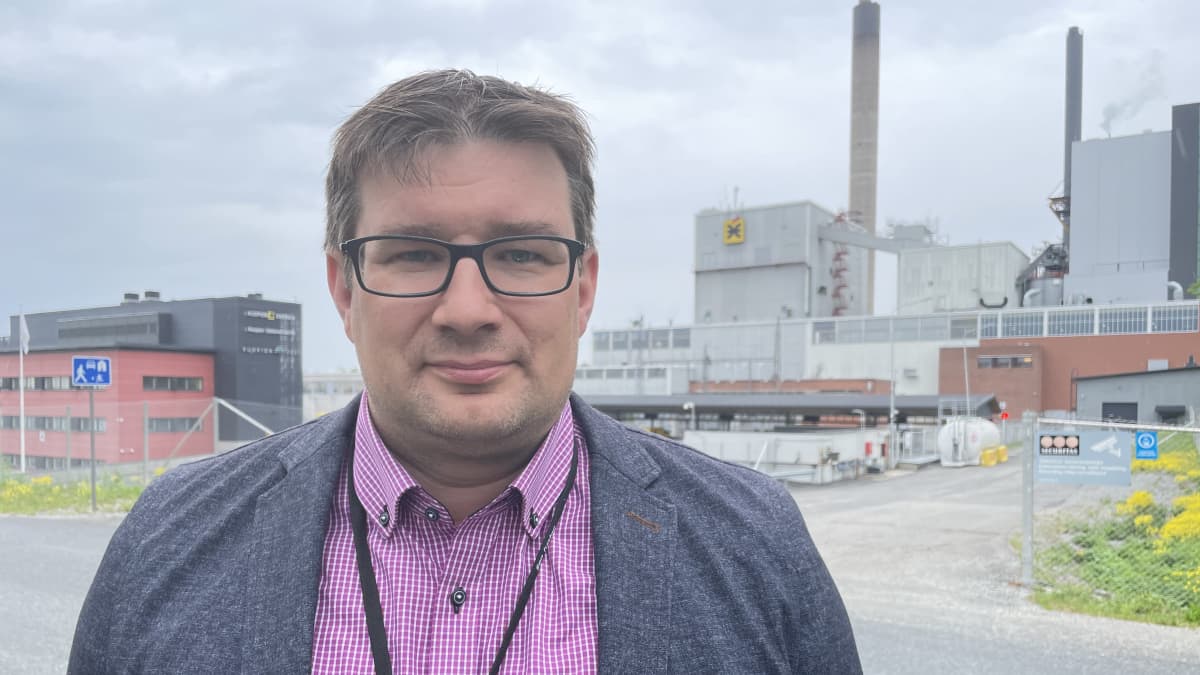 Kuopion Energian kehityspäällikkö Petri Turtiainen Haapaniemen voimalaitoksen edustalla.
