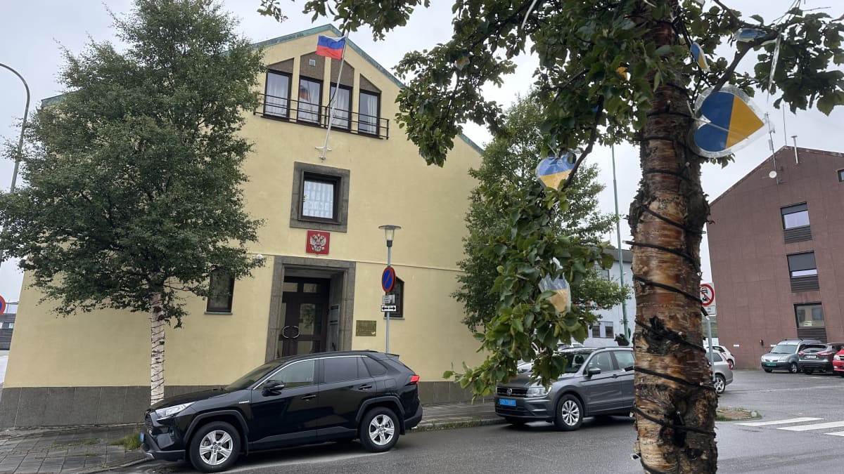 Venäjän konsulaatti Kirkkoniemessä. Hyökkäyssodasta muistuttavat sydämet Ukrainan väreissä. Heinäkuu 2023. 
