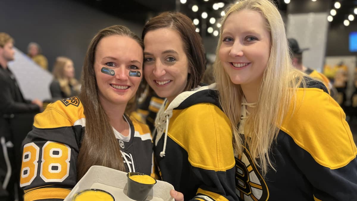 Boston-kannattajat Ashley Hussey, Kelly Medina ja Amanda Phillips.