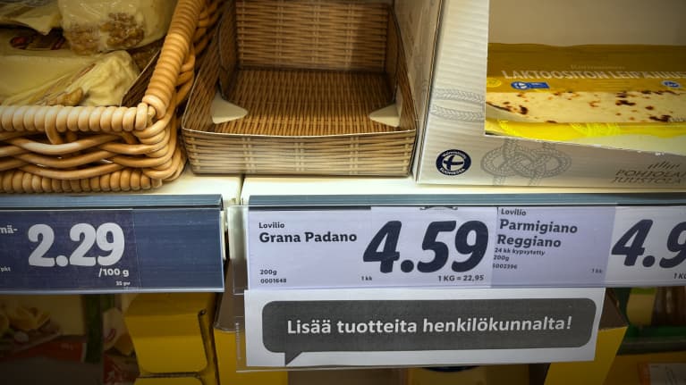 Lidlin juustohyllyllä parmesaanikori on tyhjä. Tuotetta saa lisää henkilökunnalta pyytämällä.