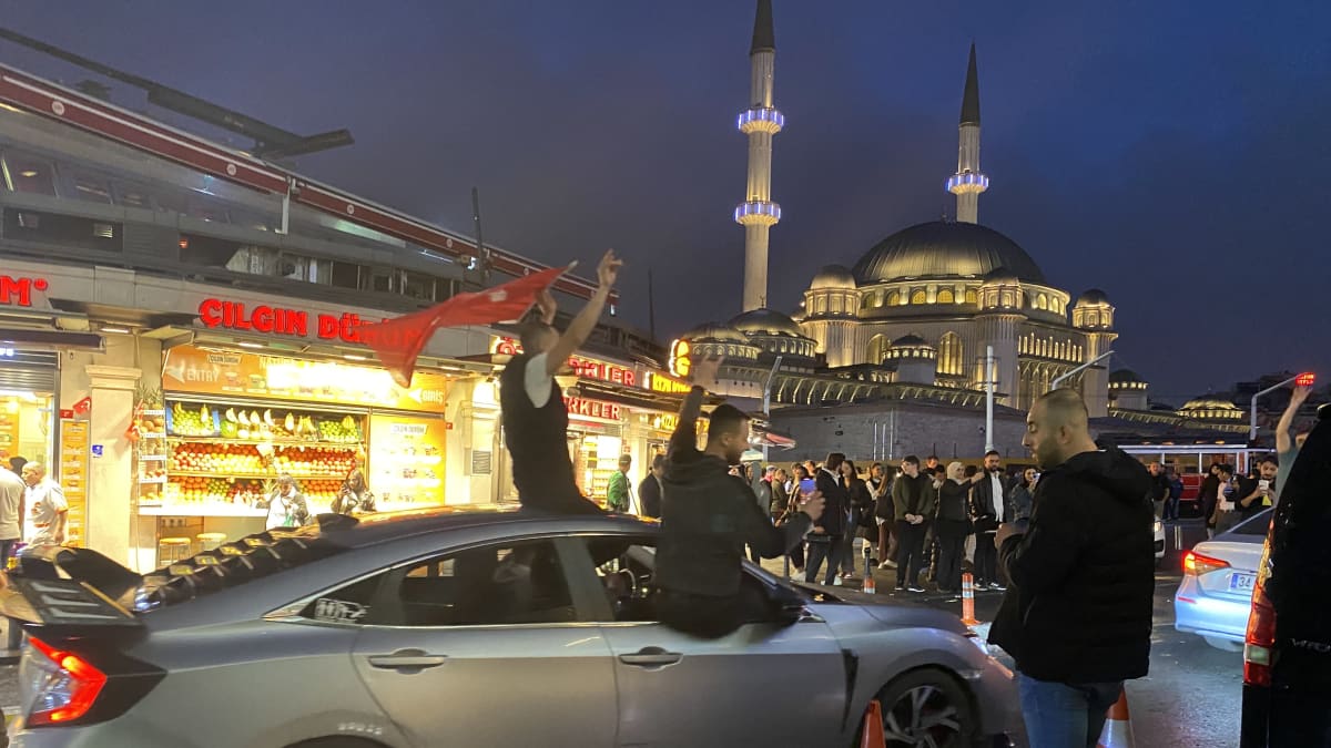 Presidentti Erdoganin kannattajia juhlimassa vaalivoittoa Istanbulissa.
