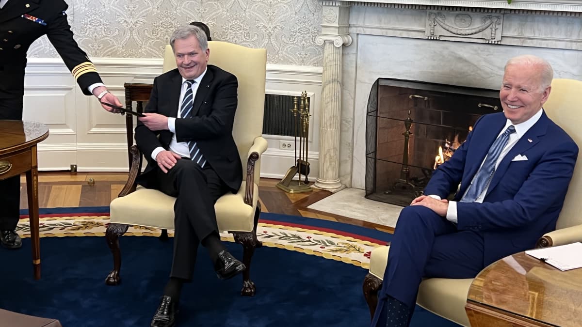 Sauli Niinistö ja Joe Biden istuvat tapaamisessa Valkoisessa talossa.
