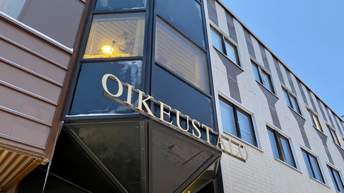 Lapin käräjäoikeuden rakennus, kyltti, jossa lukee OIKEUSTALO.