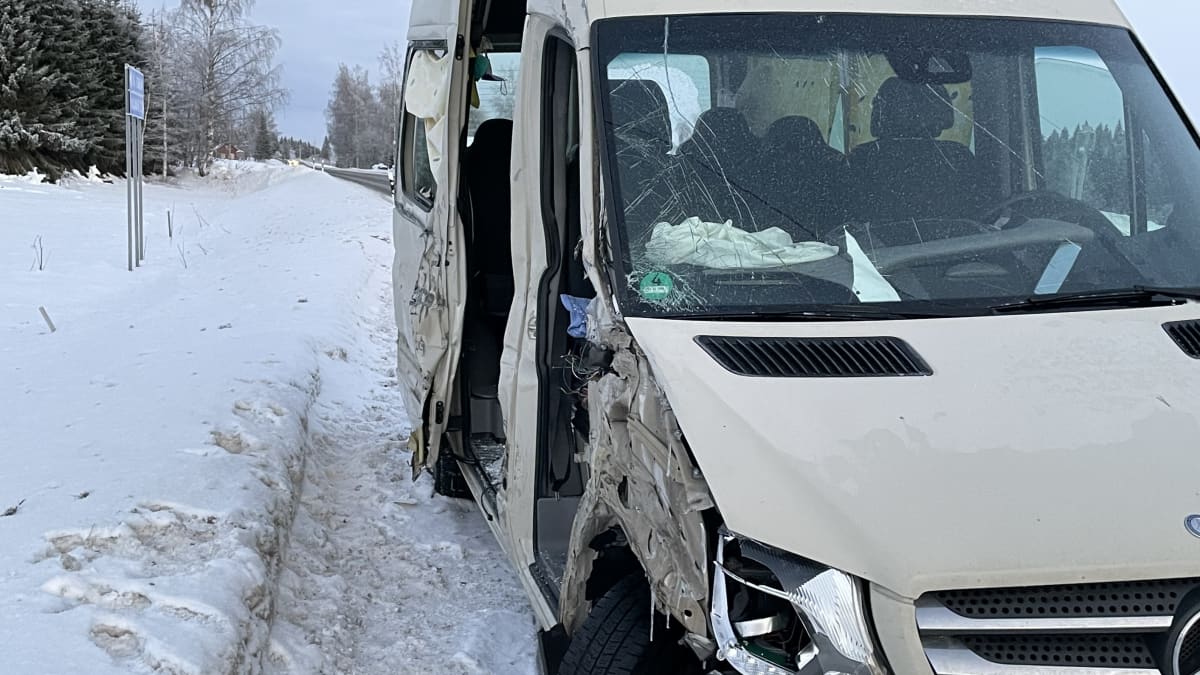 Pakettiauton kylki romuttui liikenneonnettomuudessa Ylä-Savossa. 