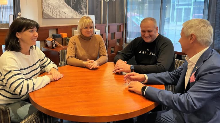 Zaporižžjan kaupungin kolmen hengen delegaatio Lahdessa istuu pöydän ääressä.