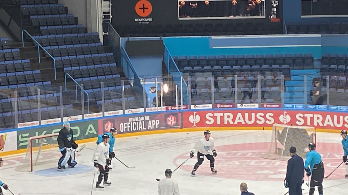 Jääkiekkoilijat harjoittelevat jääkiekkokaukalossa Lahdessa.