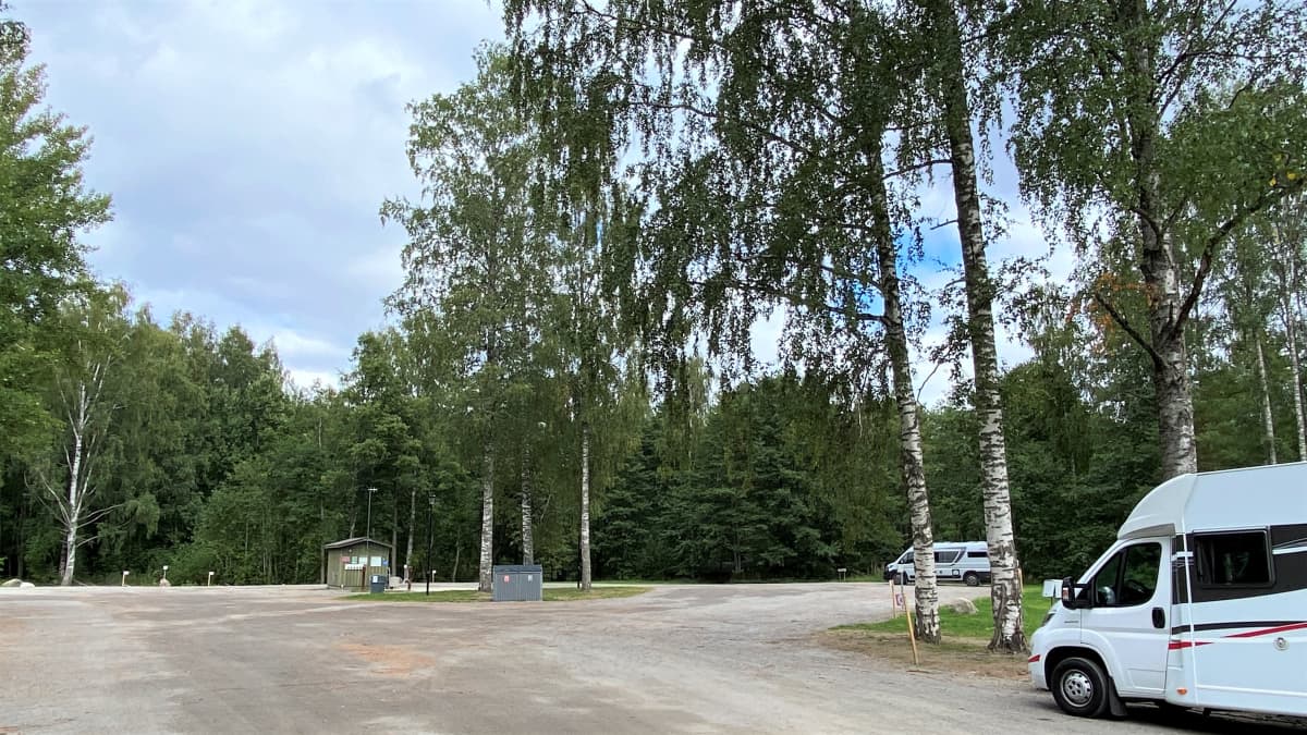 Asikkalan karavaanareille tarkoitettu uusi matkaparkki on lähikuvassa. Parkissa on kaksi matkailuautoa.