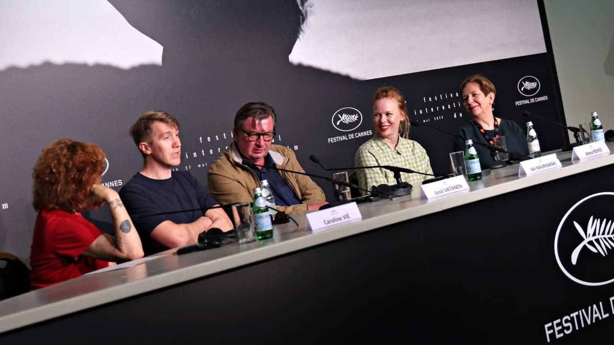 Jussi Vatanen (toinen vasemmalta), Aki Kaurismäki (keskellä) ja Alma Pöysti (toinen oikealta) lehdistötilaisuudessa Ranskan Cannesissa 23. toukokuuta 2023.