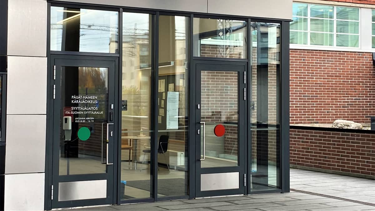 Päijät-Hämeen käräjäoikeuden sisäänkäynti, lasiovet Lahdessa ulkoapäin kuvattuna