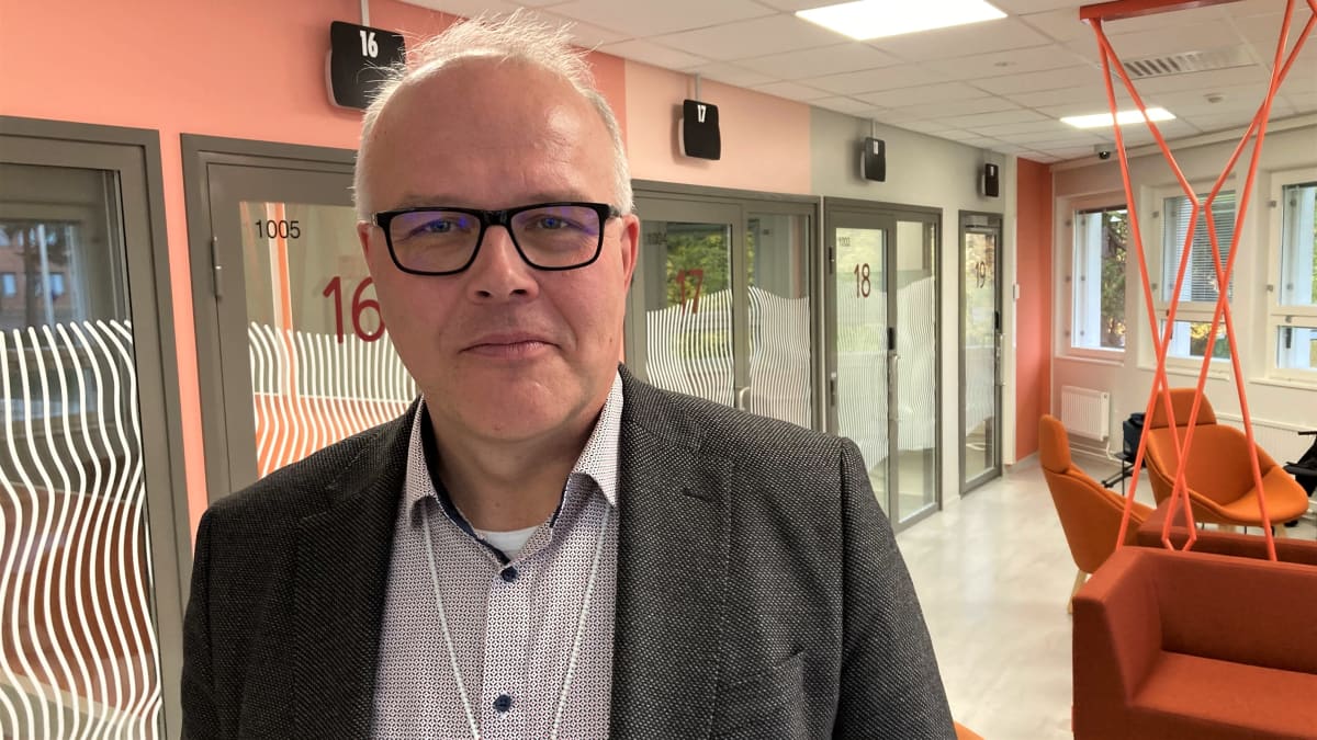 Petri Ollinkoski Länsi-Suomen verotoimiston verojohtaja seisoo uuden verotoimiston tiloissa