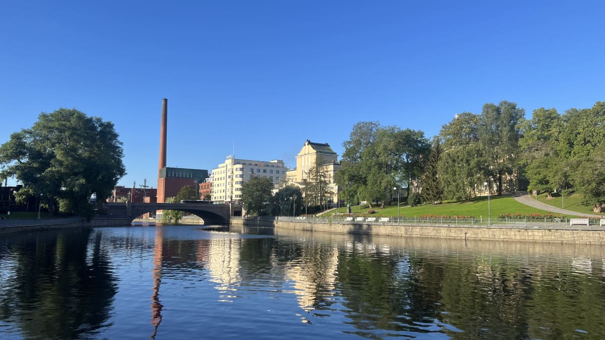 Aurinkoinen aamu Tampereella. Tammerkosken maisemia. 