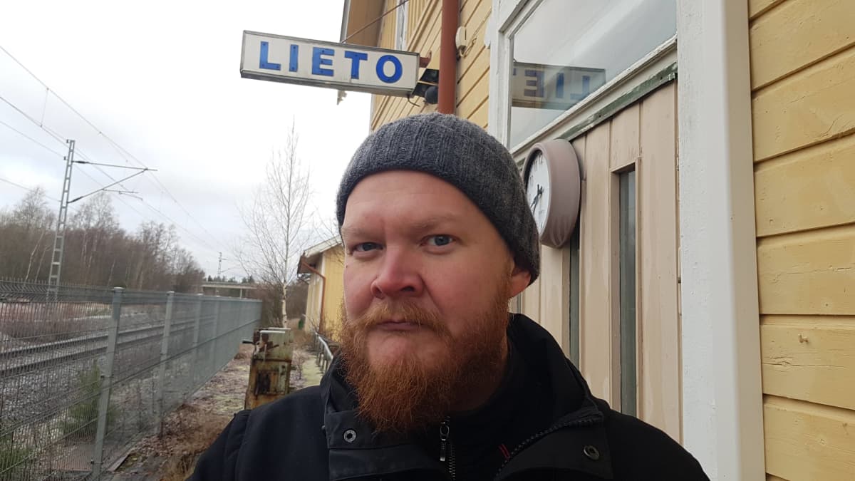 Turun Tienoon päätoimittaja Matti Lehtonen Liedon vanhalla asemalla olevan kotinsa takapihalla.