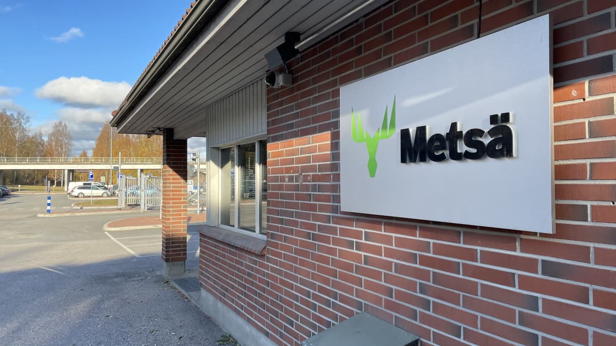 Metsä Boardin Äänekosken kartonkitehtaan pääportilla sijaitseva tiilirakennus 26.10.2023. Kuva: Jussi Lindroos / Yle