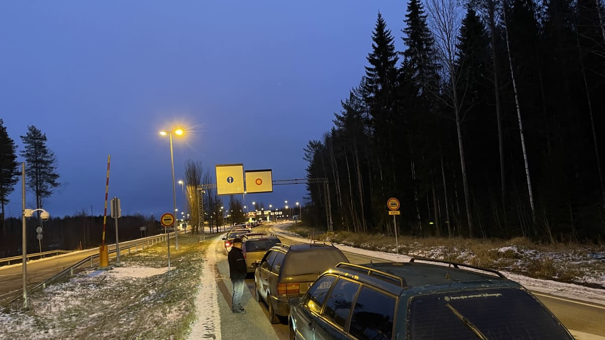 Pitkä autojono menossa kohti rajaa.