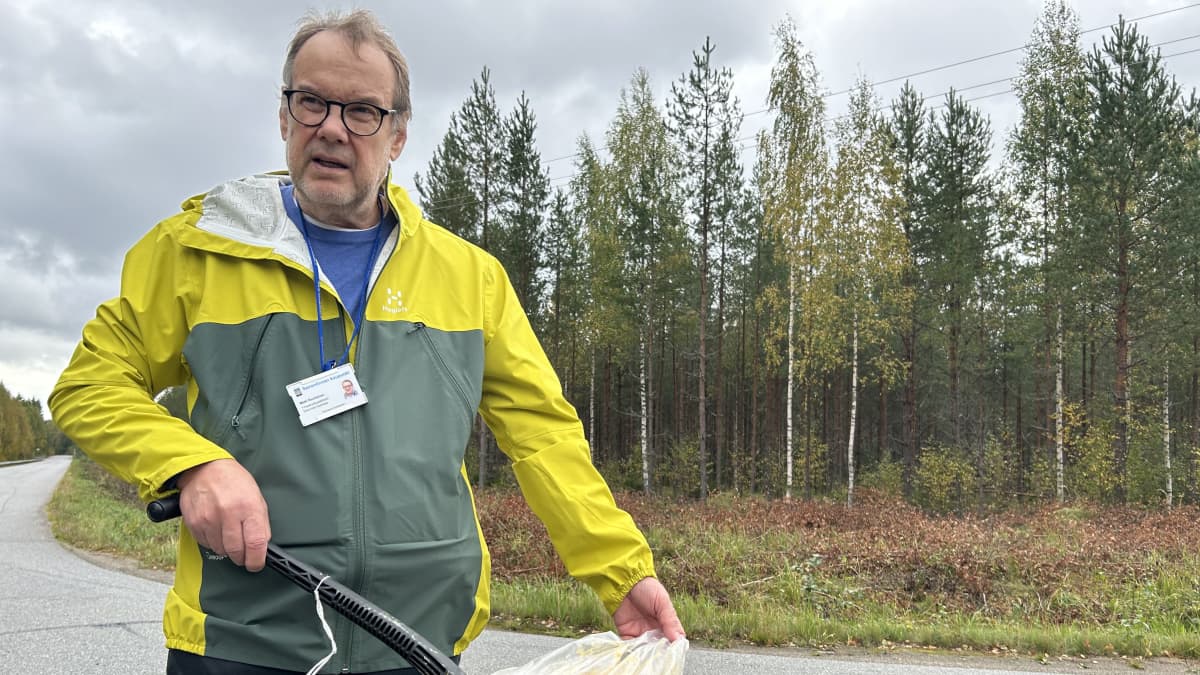 Savonlinnan kaupungin ympäristöpäällikkö Matti Rautiainen esittelee maastosta ottamaansa rikkipitoista näytettä.