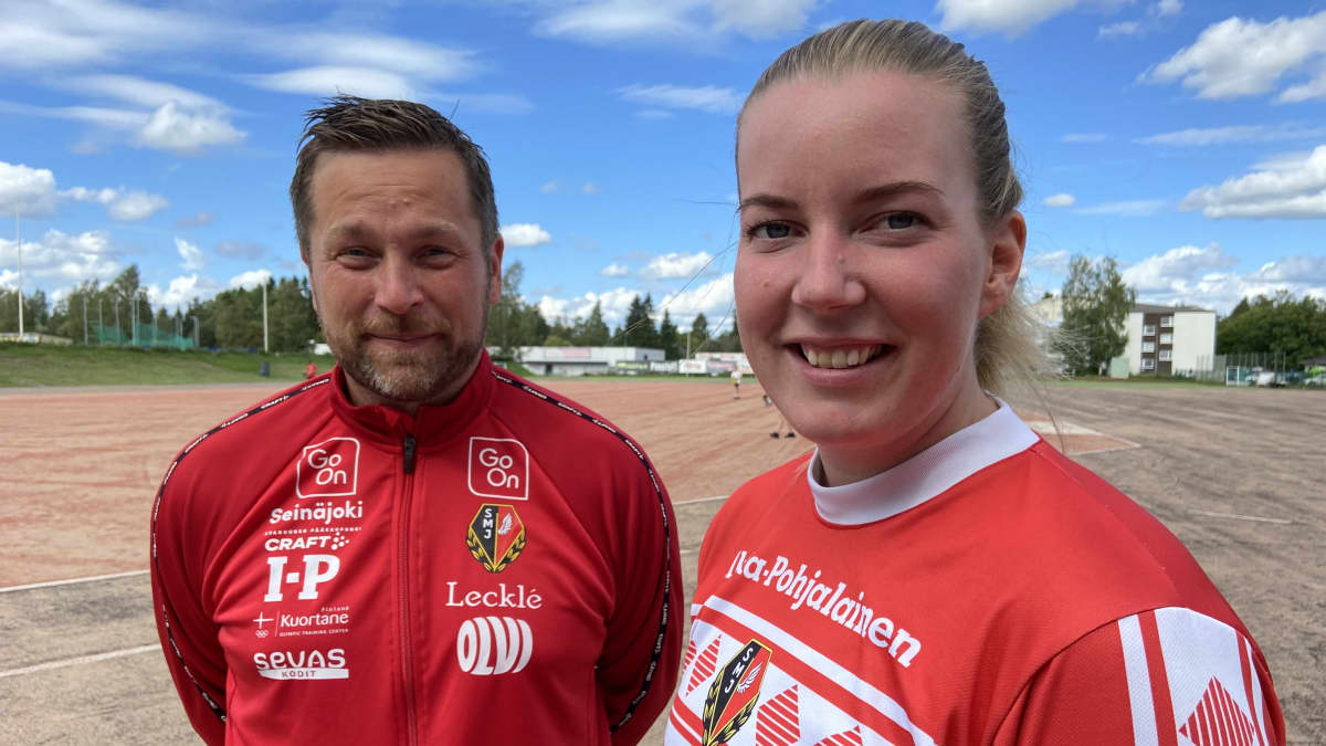 Seinäjoen Maila-Jussien pelaaja Aino-Kaisa Mantere etualalla ja pelinjohtaja Juha Antikainen. 