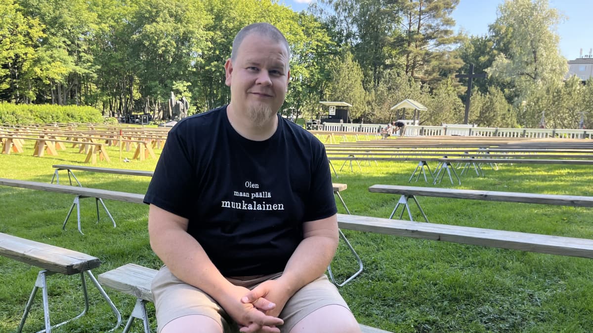 Herättäjä-yhdistyksen toiminnanjohtaja Kalle Hiltunen Seinäjoella juhlakentällä heinäkuussa 2023.