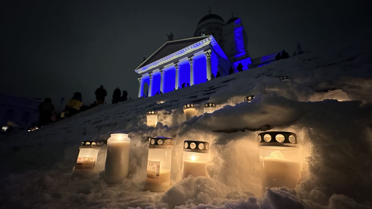 Kynttilöitä Helsingin tuomiokirkon portailla 24. helmikuuta 2023.