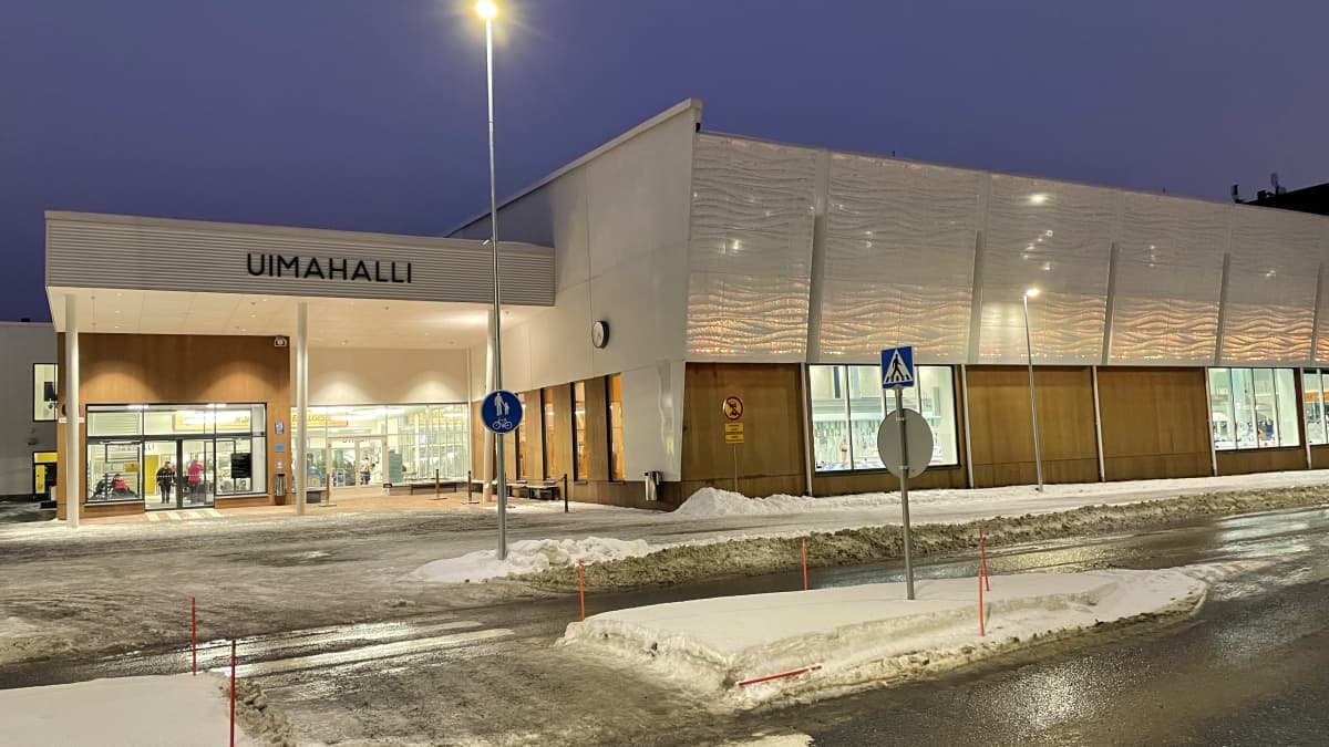 Kuntolaakson uimahalli Kuopiossa ulkoa kuvattuna.