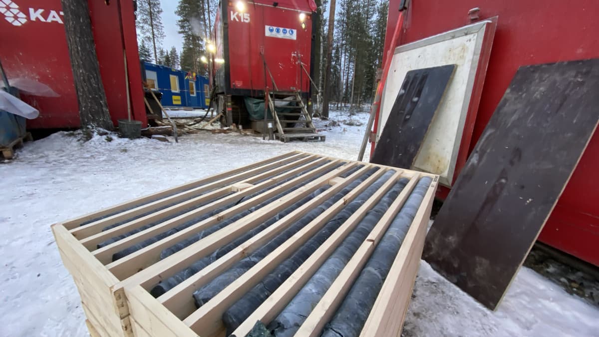 Kairasydämiä juuri kallioperän syvyyksistä nostettuja kairauskoneen edustalla Sodankylässä