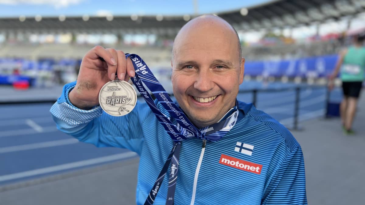 Toni Piispanen näyttää MM-hopeamitaliaan.