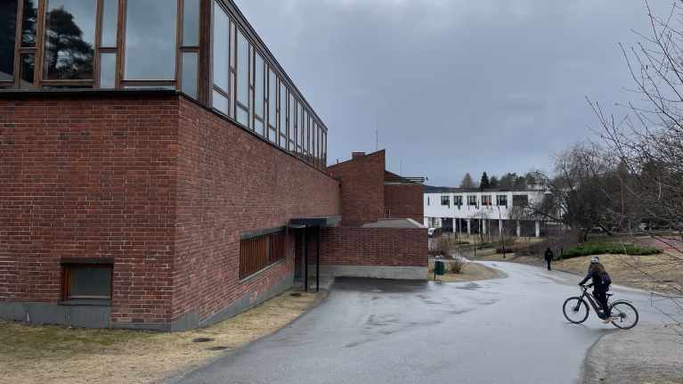 Jyväskylän yliopiston rakennus kampuksella, opiskelijaravintola Lozzi.