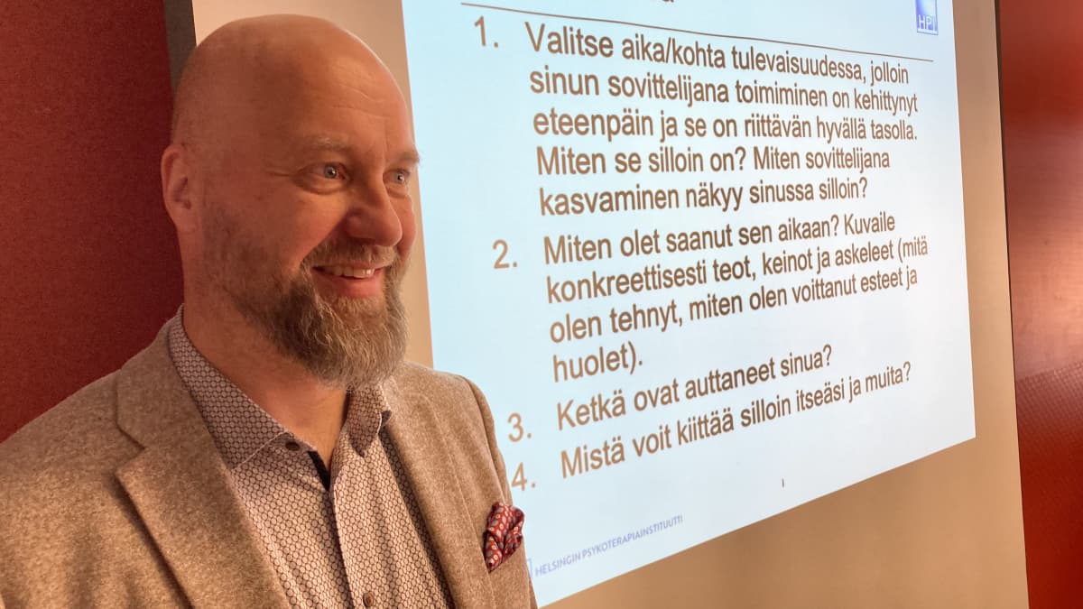 Työyhteisön sovittelijoita kouluttava Harri Väisänen pitämässä koulutusta.