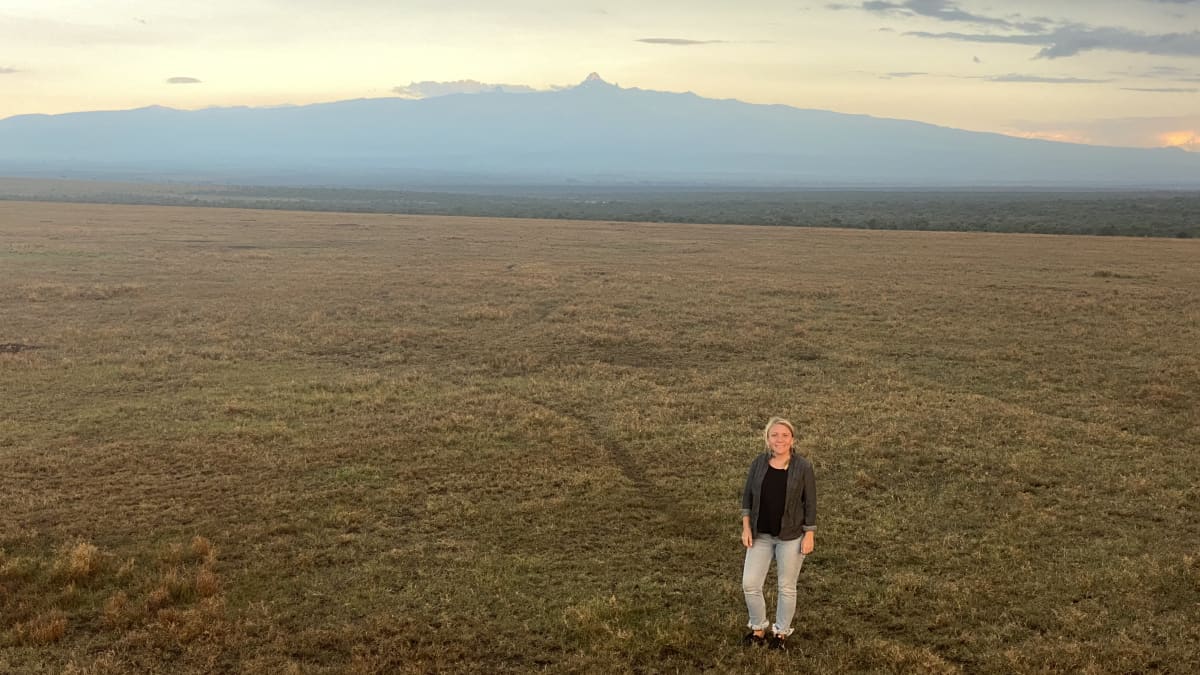  Ylen Afrikan-toimittaja Liselott Lindström vieraili Kenian Ol Pejetan luonnonsuojelualueella marraskuun puolivälissä. Vuori Mount Kenya näkyy kuvan taka-alalla. 