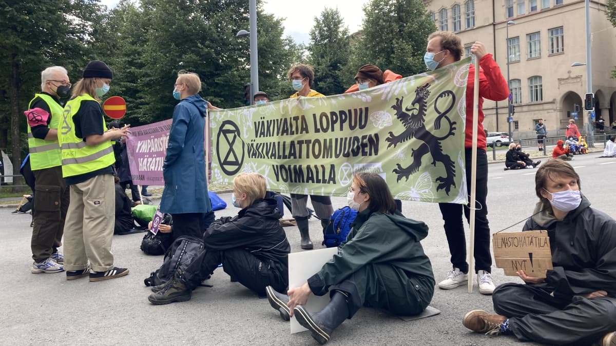 Elokapinan mielenosoittajat istuvat tiellä Tampereella.