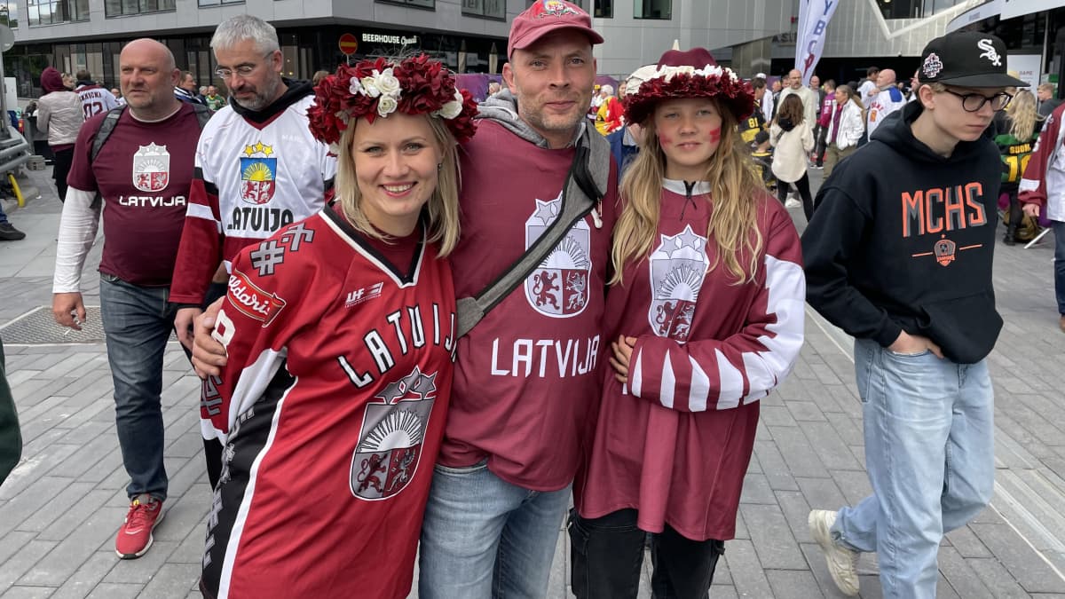 Latvialaisfaneja Tampereen areenan edessä ennen MM-välierää.