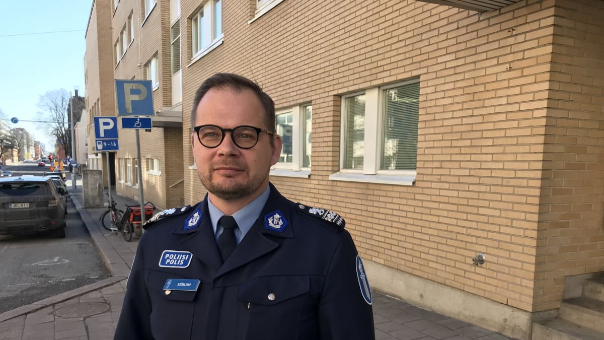 Ylikomisario Toni Sjöblom seisoo kadulla Turun pääpoliisiaseman edustalla. 
