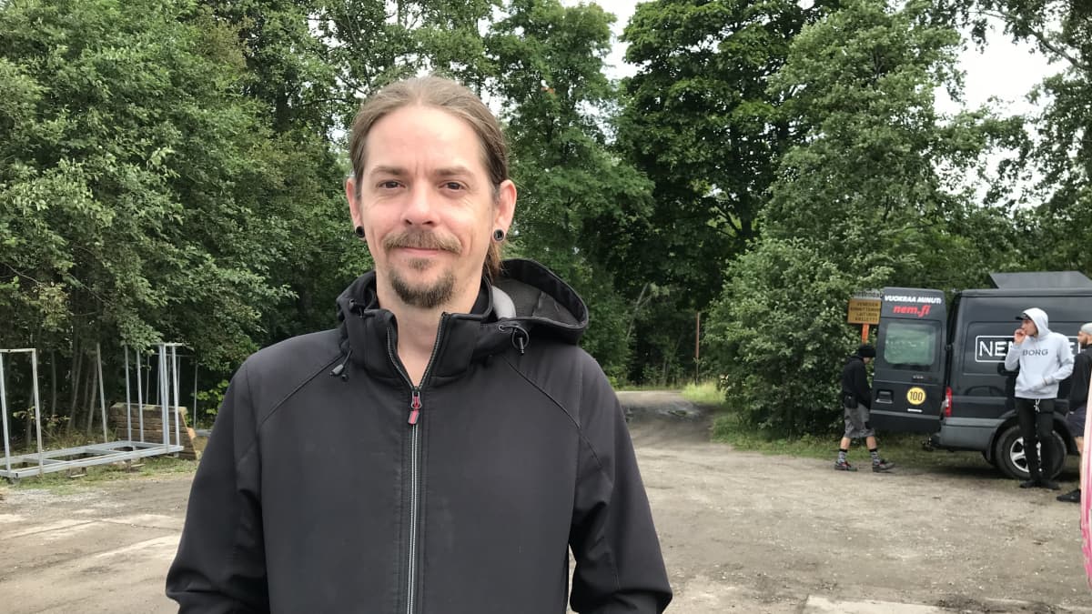 Rowan Rafferty järjestää Saarihelvetti-festivaalia.