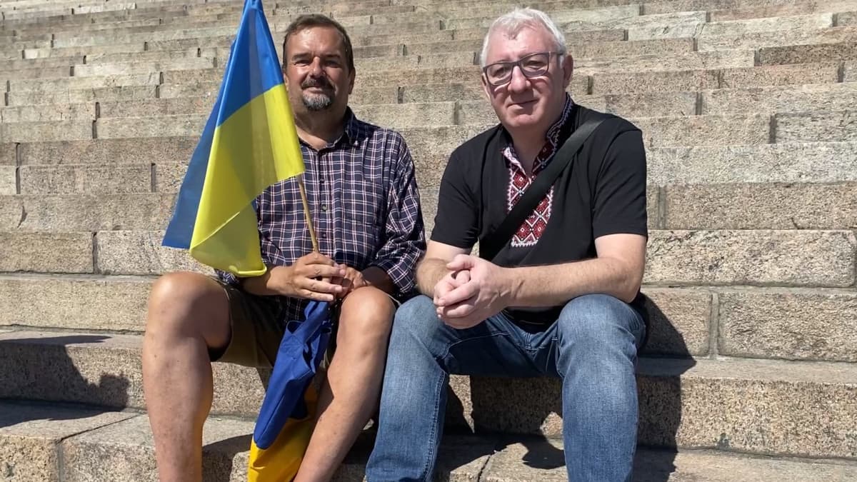 pariskunta ukrainalainen ja suomalainen miehet