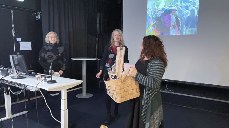 Valokuvaaja Kirsi Siukola palkitaan Hyvinvointiteko kilvan tuomarien valitsemana voittajana. Kuvassa palkinnon jakavat tuomarit Katja Kokko ja Päivi Fadjukoff. 