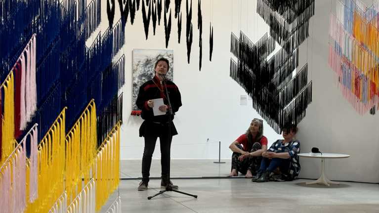 Jalvvi Niillas Holmberg esitti Outi Pieskin taidenäyttelyn päätösviikonloppuna joikuja brittiyleisölle. Hän sai raikuvat aplodit.